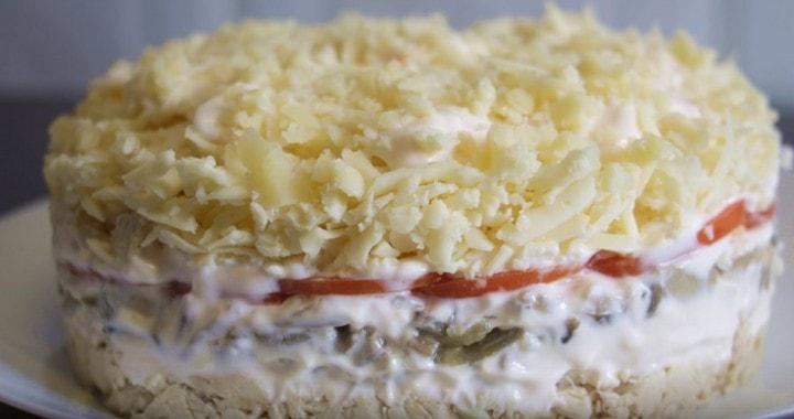 Праздничный салат с шампиньонами и курицей