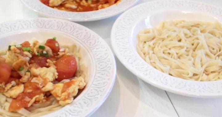 Макароны с обжаренным яйцом и помидорами