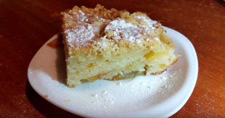 Шарлотка с яблоками на кефире