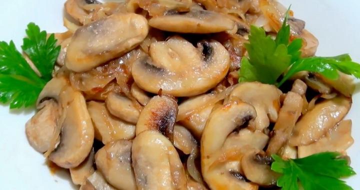 Жареные шампиньоны с луком