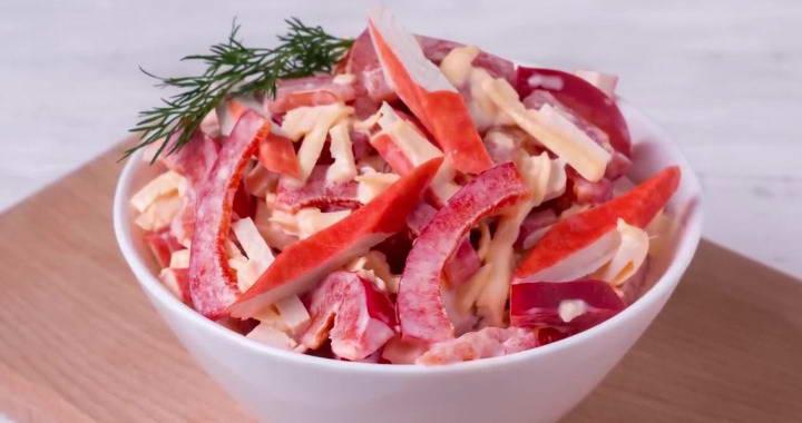 Быстрый салат из кальмаров с яблоком на Новый Год