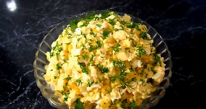 Салат с куриной грудкой и ананасами
