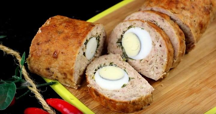 Мясной рулет с яйцом