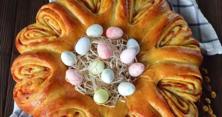 Пасхальный дрожжевой пирог с курагой