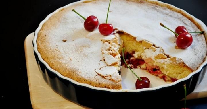 Шарлотка с вишней