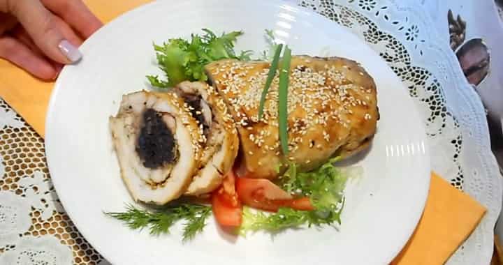 Куриный рулет с черносливом и орехами