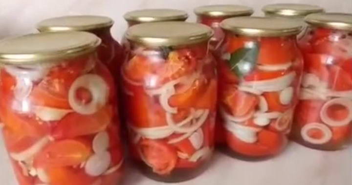 Консервированные помидоры с луком