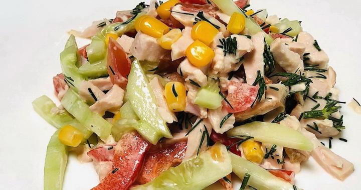 Салат с кукурузой, помидором и копченой грудкой