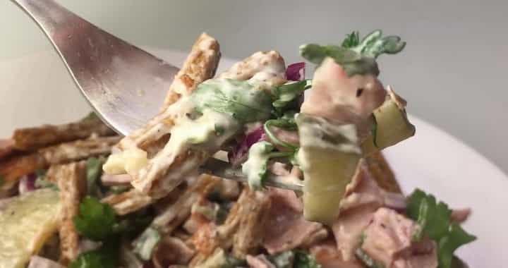 Салат с копченой курицей и сухариками
