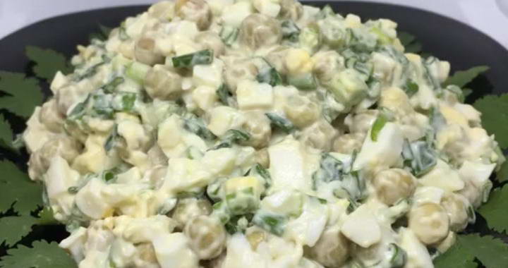 Салат с горошком, зеленым луком и яйцами