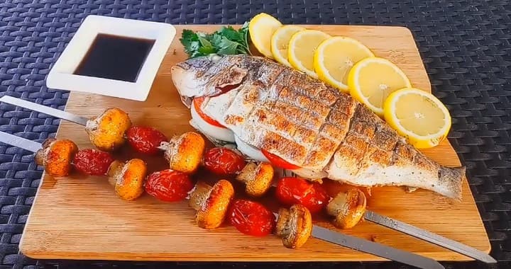 Дорадо на гриле с гарниром из шампиньонов и черри