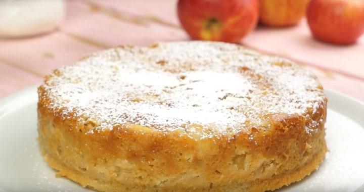 Постная шарлотка с яблоками