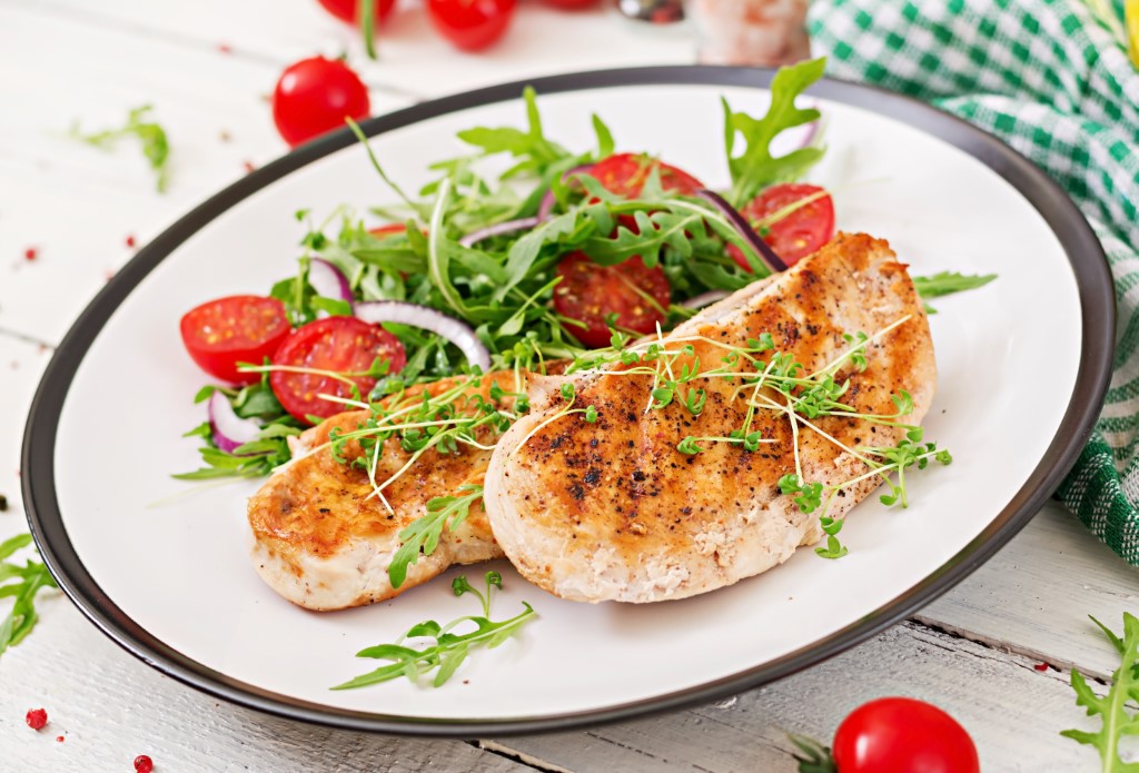 grilled-chicken-fillet-fresh-vegetable-salad-tomatoes-red-onion-arugula-chicken-meat-salad-healthy-food (изготовленный на заказ).jpg