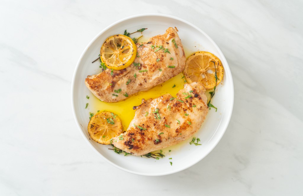 grilled-chicken-with-butter-lemon-garlic-white-plate (изготовленный на заказ).jpg