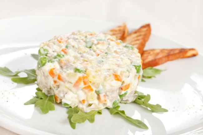 Вкусный салат зимний - рецепт классический с колбасой