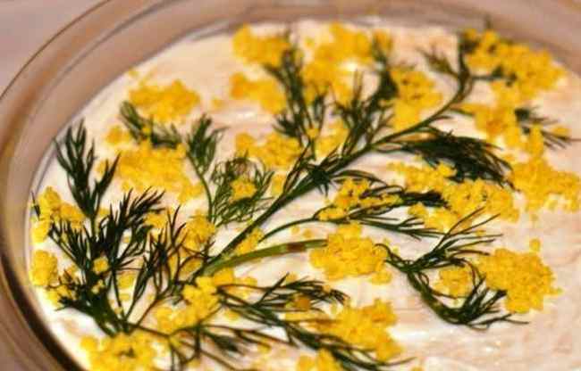 Вкусный салат мимоза с консервами и сыром
