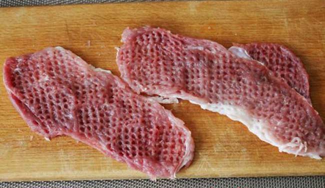 Мясо для отбивных из свинины на сковороде