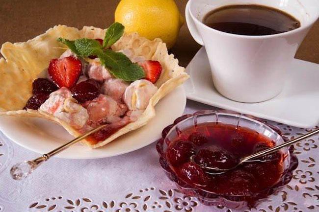 С чем вкуснее всего кушать клубничный конфитюр