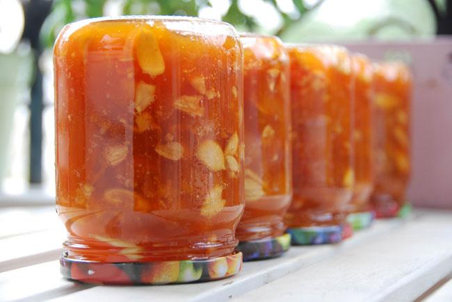Закатываем в банки абрикосовое варенье с косточками