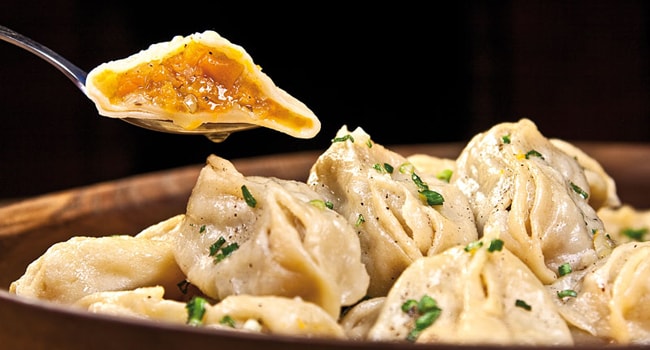 В этот статье рассказано, как приготовить манты с тыквой и мясом