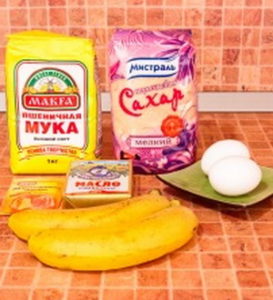Все что нужно для приготовления маффинов с бананом.