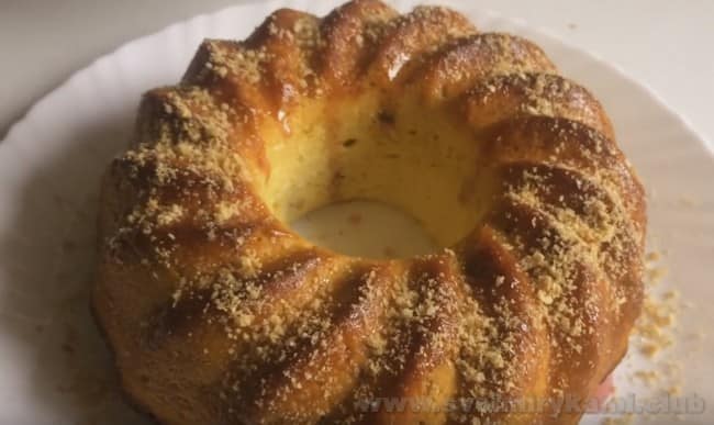 Кекс с яблоками можно украсить орехами и сгущёнкой.