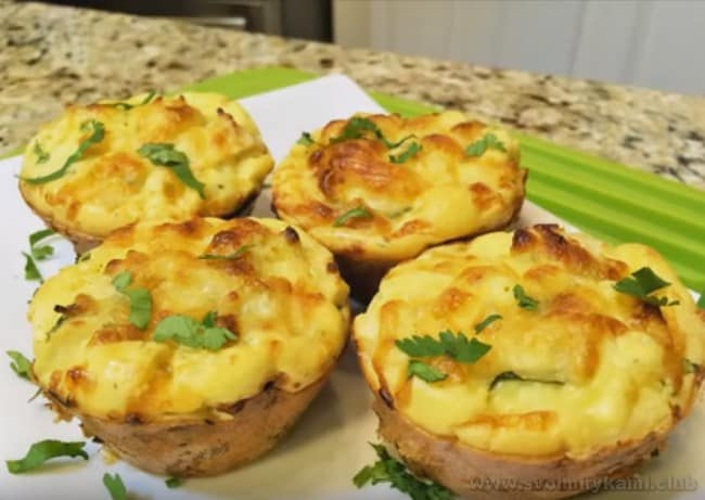 Маффины из куриного филе - блюдо, которое любят и взрослые, и дети.