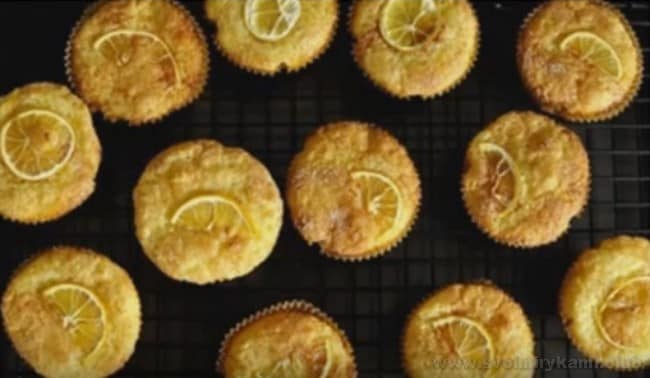 Маффины с лимоном можно украсить маленькими дольками.