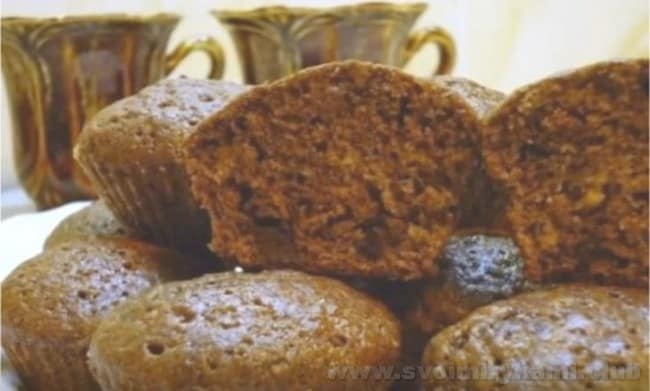 Маффины, приготовленный в микроволновке, можно украшать фруктами и ягодами, сахарной пудрой, шоколадом.
