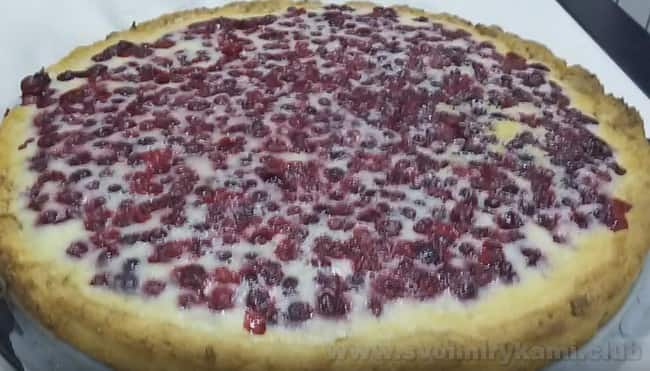 Пирог с замороженными ягодами можно сделать открытым.