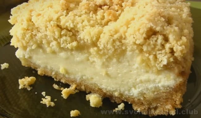 Нарезанный на кусочки, творожный пирог с крошкой, украсит любое чаепитие.