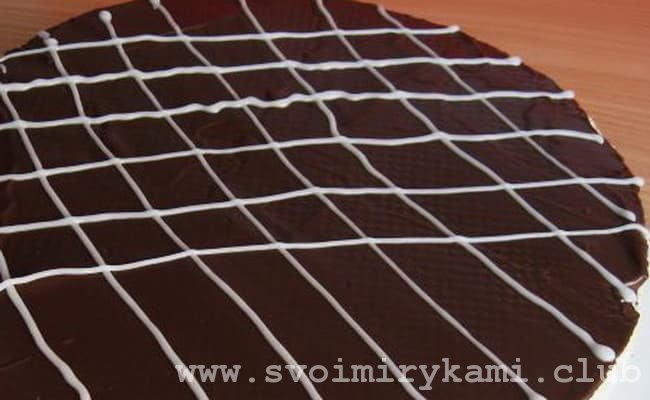 Вот так мы можем украсить пирог с вишней в мультиварке.