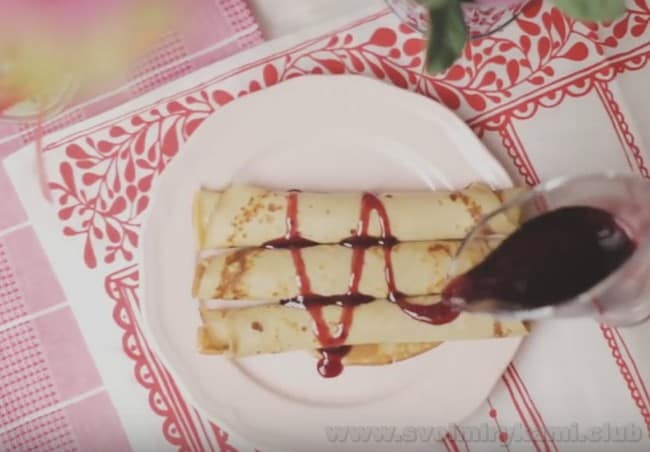 Подваайте блины из ржаной муки на молоке с вареньем или джемом.