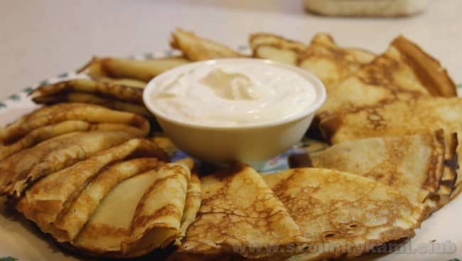 Пышные блины с дырочками, приготовленные на сыворотке, можно подавать со сметаной, медом или вареньем.
