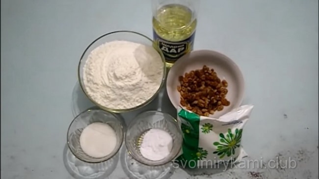 Продукты для приготовления булочек.