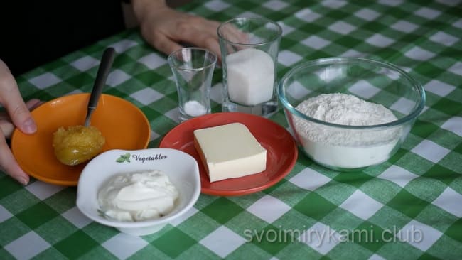 Необходимые продукты для медового печенья.