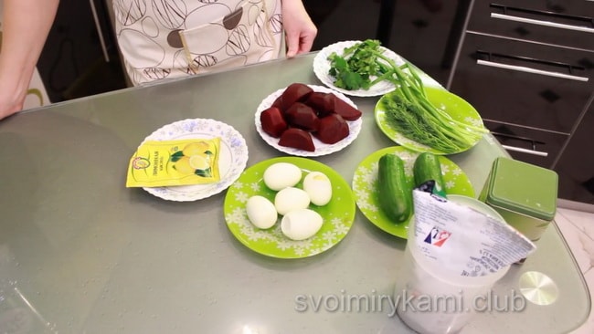 Добавьте продукты для приготовления супа.