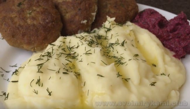 Котлеты из фарша говядины и свинины - это отменное дополнение к любом гарниру.
