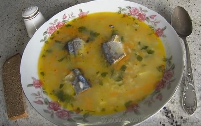 При желании рыбный суп из консервов можно украсить дольками лимона.