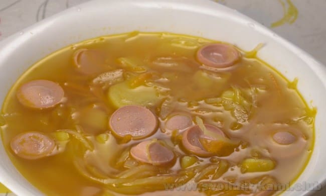 Солянка с сосисками, капустой и картошкой - приятное на вкус и сытное блюдо.