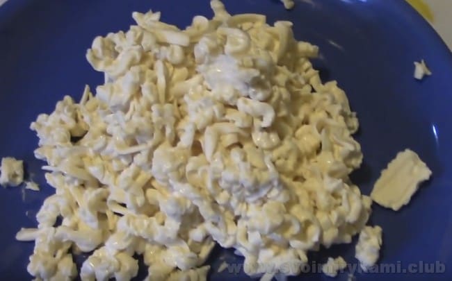 Очень вкусным получается суп с пельменями и плавленным сыром.