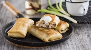 Подаем блинчики с курицей со сметаной