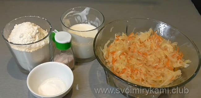 Чтобы приготовить вкусные вареники с капустой, мы возьмем такие ингредиенты