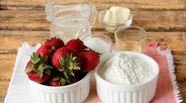 Чтобы приготовить вкусные вареники со свежей клубникой, мы возьмем такие ингредиенты