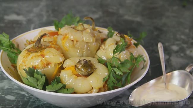 Перец, фаршированный мясом и рисом - это рецепт отменного блюда, которое можно подавать самостоятельно.