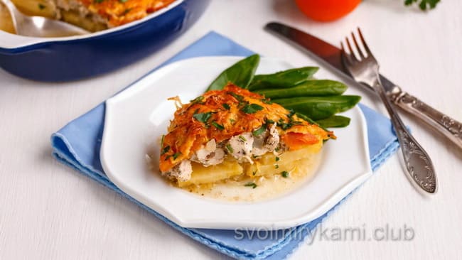 Разрежьте мясо по французски с картофелем из курицы на порции и подайте на стол.