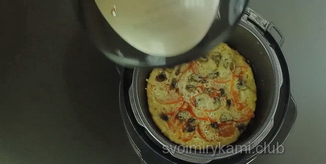Вкусная пицца приготовленная в мультиварке готова.
