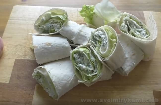 Отличной закуской для гостей стане и лаваш с семгой и творожным сыром.