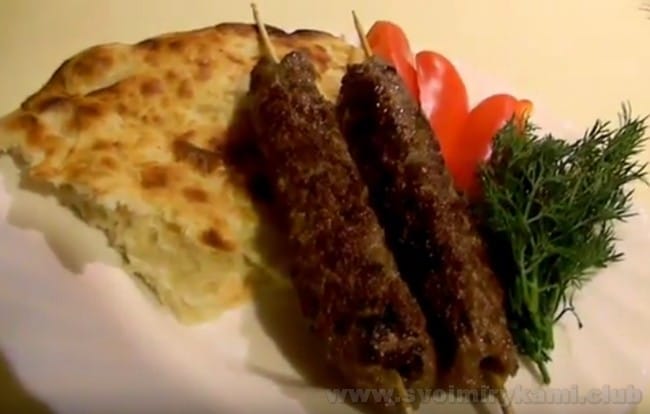 Люля кебаб из говядины будет прекрасно сочетаться с овощами, рисом, лавашом.