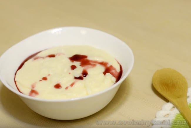 Манную кашу, приготовленную в мультиварке на молоке по нашему рецепту, можно подавать с вареньем, медом, фруктами или орехами.